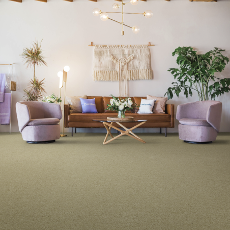 Salon z zamontowaną na podłodze plamoodporną luksusową wykładziną dywanową SmartStrand Boheme UYO.0450
