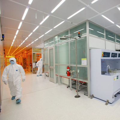  Laboratorium analityczne. Na podłodze ułożona jest specjalistyczna prądoprzewodząca   homogeniczna wykładzina PCV w kolorze jasnobeżowym.